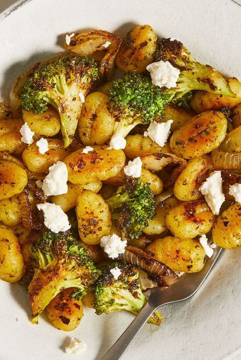 Not a fan of doing tons of dishes once the temperature rises? Try this sheet pan dinner, which features gnocchi, broccoli florets, onions, and pesto all baked on one dish. #recipes #recipeideas #realsimple #pastarecipes #bestpastarecipes #easyitalianrecipes Gnocchi With Broccoli, Sheet Pan Gnocchi, Greek Chicken And Potatoes, Sheet Pan Suppers, Potato Dumplings, Broccoli Recipe, Recipe Sheets, Sheet Pan Meals, Gnocchi Recipes