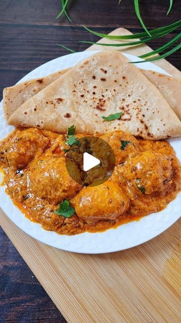 Priyanka Soni❤️ | Food blogger | Easy Recipes | Rajasthan on Instagram: "Dum Aloo recipe 😋save to try later ❤️  Ingredients:  Boiled potatoes (deep fry or airfry them)  Curd + red chilli powder + Turmeric powder + salt + Coriander powder + Garam masala + Roasted cumin powder + kasuri methi + ginger garlic green chilli paste  Dry red chilli + Cashew + green chilli + water  Oil + black pepper + cloves + onion  Fresh cream (optional)  Coriander leaves   #dumaloo #dumaloorecipe #dumalookashmiri #kashmiridumaloo #Aloo #potatorecipes #snackonsnacks #bhilwara #udaipur #explorefood #dumaloorecipes #aloosabzi" Indian Veg Dinner Ideas, Chilli Potato Recipes, Aaloo Recipe, Masala Aloo Recipe, Dum Aloo Recipe, Aloo Dum, Masala Aloo, Aloo Curry, Dum Aloo