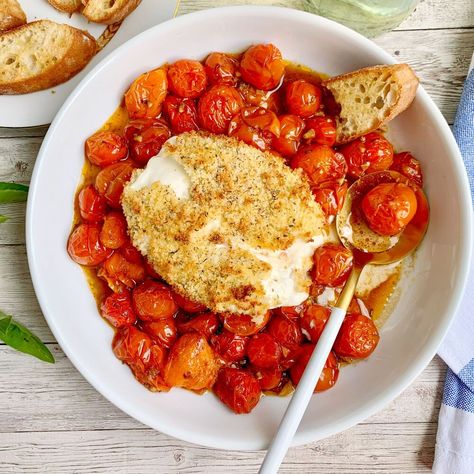 Today, we're making Air Fried Burrata with Jammy Tomatoes! Consider today's recipe the grown up version of mozzarella sticks with marinara sauce. We're taking a gooey ball of creamy burrata cheese, lightly coating it in a crunchy breading, air frying it until it's perfectly crisp and oozy, then serving it over oven roasted jammy tomatoes.I KNOW!First up, let's talk tomatoes. We're going to get the tomatoes going first, because they'll spend a good half hour in the oven getting nice a… Burrata Stuffed Tomato, Jammy Tomatoes, Fried Burrata, Burrata Recipe, Marinara Recipe, Oven Roasted Tomatoes, Butternut Squash Salad, Burrata Cheese, Mozzarella Sticks