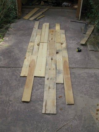 Pallet Halloween Coffin Decoration : 4 Steps (with Pictures) - Instructables Pallet Coffin, Upcycled Halloween Decorations, Halloween Coffin Decoration, Coffin Diy, Coffin Decoration, Pallet Halloween Decorations, Halloween Apothecary Labels, Coffin Decor, Pallet Halloween