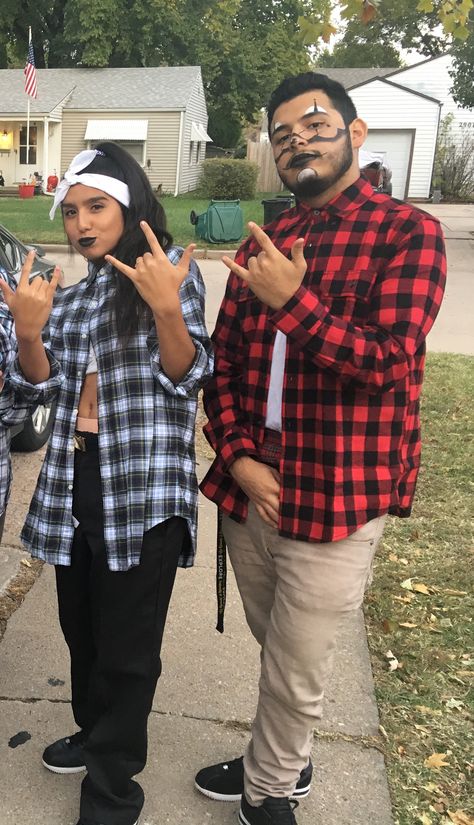 Cholo y chola DIY costumes Diy Chola Costume, Cholo Clown Makeup Men, Cholo Outfits For Women, Cholo Couple Costume, Cholo Halloween Costume, Chola Costume Ideas, Chola Halloween Costumes, Cholo Makeup, Chulo Outfits