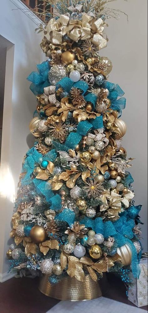 Elegant turquoise and gold Christmas Tree by PDH Luxe Inspirations NJ Turquoise Christmas Tree, Turquoise Christmas, Christmas Tree Inspiration, Turquoise And Gold, Gold Christmas Tree, Gold Christmas, All Things Christmas, Hanukkah Wreath, Christmas Wreaths