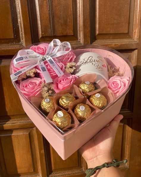 Flower And Gift Boxes, Mom Gifts Ideas Diy, Mother Days Gift Ideas, Flowers And Chocolate Gift, Mothers Day Bouquet Ideas, Mother’s Day Decoration Ideas, Diy Gift Ideas For Mom, Dress For Women Classy, Valentine Dress Ideas