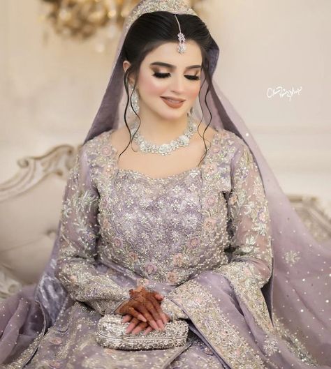 Walima Hairstyles, Nikkah Inspiration, Valima Dress, Pakistani Makeup Looks, Nikkah Brides, Walima Bride, Valima Bride, Pakistani Makeup, Pakistani Bridal Hairstyles