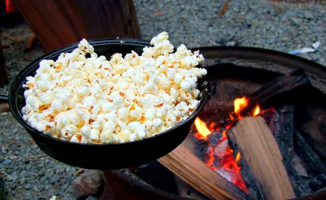 Campfire Popcorn, Marshmallow Skewers, Easy Campfire Meals, Camping Food List, How To Make Popcorn, Campfire Desserts, Dutch Oven Camping, Campfire Food, Campfire Cooking