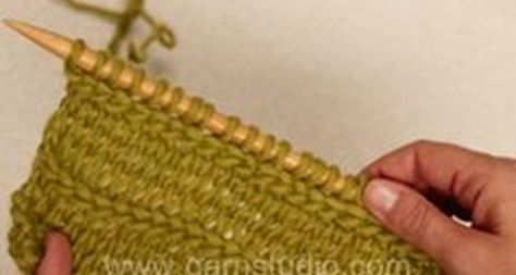 A knitted horizontal braid is also known under many other names: Vikkel braid, Estonian braid or lateral braid. Learn how to make this knitted braid! Garnstudio Drops Design, Knitting Videos Tutorials, Colored Braids, Knitting Tutorials, Knitting Instructions, Knitting Tips, Knit Stitches, Knitting Videos, How To Purl Knit