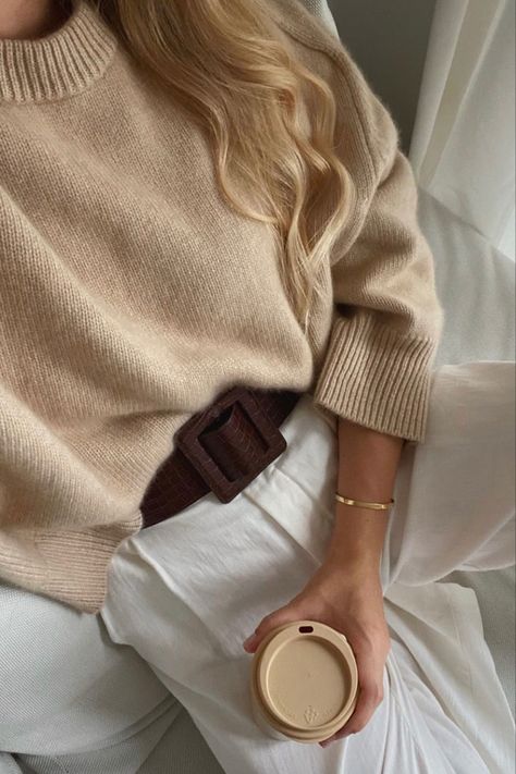 Fashion Neutral Colors, Clean Girl Aesthetic Outfits, Minimalist Aesthetic Outfit, Soft Minimalist Aesthetic, Neutral Aesthetic Outfits, Mom Aesthetic Outfit, Neutral Outfit Aesthetic, Simple Sunglasses, Girl Aesthetic Outfits