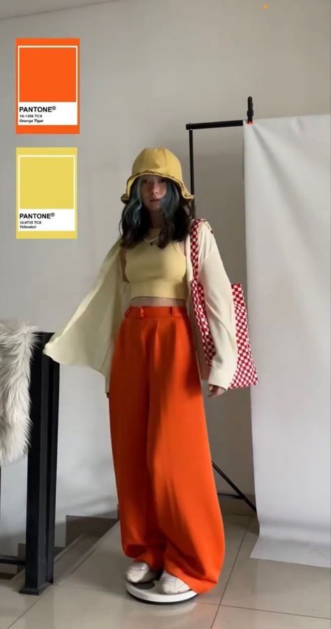 Minimal Colorful Outfit, Colorful College Outfits, Brown With A Pop Of Color Outfit, Simple Colorful Outfit Ideas, Color Pop Outfit Ideas, Primary Color Outfit Street Styles, Bright Street Style, Color Cordinate Outfit, Complimentary Colors Outfits