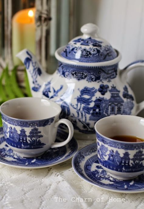 White Tea Set, Blue Willow China Pattern, Blue Willow Dishes, Blue Willow China, Blue Dishes, Blue White Decor, China Dishes, Porcelain Tea Set, Willow Pattern