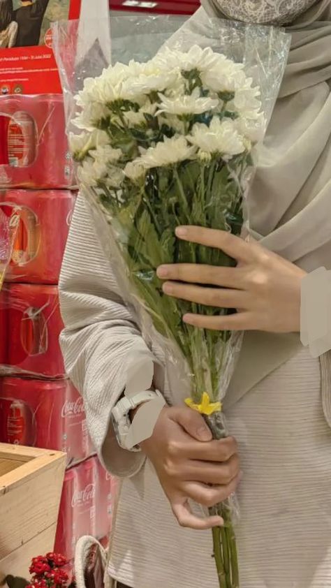 Aesthetic Holding Flowers, Holding Bouquet Of Flowers Aesthetic, Holding Bouquet Of Flowers Drawing Pose, Holding Bouquet Of Flowers Drawing, Person Holding Bouquet Drawing Reference, Person Holding Bouquet Reference, Holding Flower Bouquet Pose, Bouquet Of Flowers Reference, Pose Holding Flowers