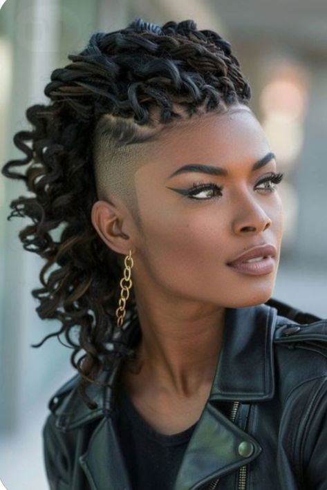 Braids For Mohawk Black Women, Locs With Faded Sides Women, Braids With Mohawk Hairstyles, Crochet Braids Shaved Sides, Mohawk Crochet Hairstyles, Mohawk Locs For Women, Dredlocs Style Woman, Crochet Braids With Shaved Sides, Mohawk Braid Styles