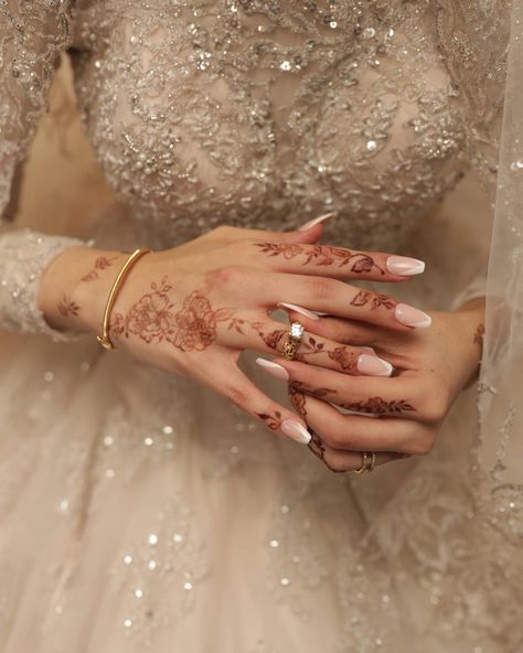 Henna With White Wedding Dress, Mehndi Arabic Design, Indian Wedding Henna, Henna Engagement, Mehndi Arabic, Wedding Henna Designs, Engagement Henna, Cute Henna Designs, Bridal Nails Designs