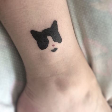 Tuxedo Cat Tattoo, Minimalist Cat Tattoo, Cat Paw Tattoos, Kitten Tattoo, Cat Tattoo Ideas, Kitty Tattoos, Tier Tattoo, Cute Cat Tattoo, Paw Tattoo