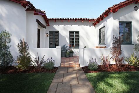 Spanish Style Exterior Paint Colors, Enclosed Backyard, Spanish Style Exterior, Spanish Exterior, Spanish Bungalow, Stucco Homes, Pintura Exterior, Mediterranean Home Decor, Spanish Architecture