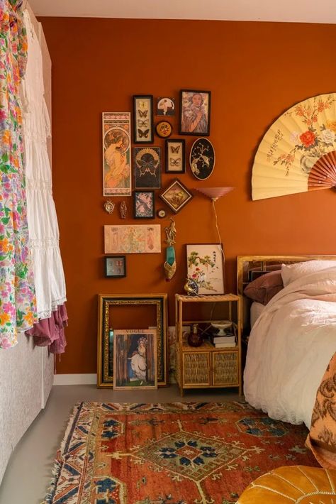 Orange Bedroom Walls, Ginger Gold, Bedroom Paint Ideas, Eclectic Bedroom Design, Bedroom Ideas For Couples, Orange Rooms, Bedroom Orange, Gold Bedroom, Eclectic Bedroom