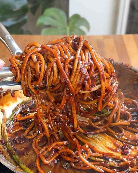 Easy Garlic Soy Noodles - im a foodie Sesame Soy Noodles, Asian Angel Hair Pasta Recipes, Honey Soy Noodles, Spaghetti Asian Style, Garlic Soy Noodles, Garlic Asian Noodles, Asian Noodle Sauce, Garlic Noodles Asian, Asian Noodles Sauce