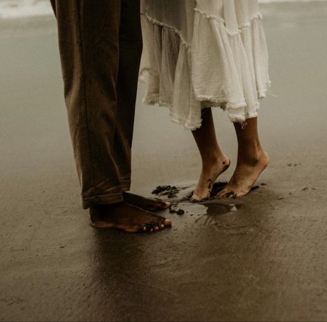 Photoshoot Ideas For Boyfriend, Engagement Photo Shoot Beach, Couples Beach Photography, Beach Photo Session, Couple Engagement Pictures, Beach Couple, Engagement Pictures Poses, Good Photos, Couples Shoot