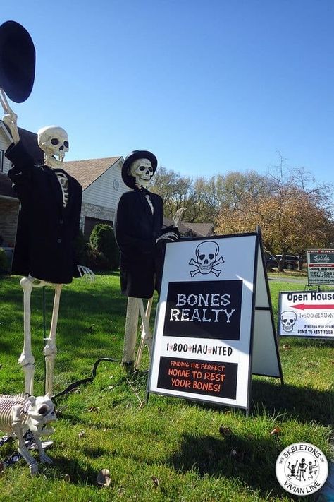 Skeleton Display Ideas, Funny Skeleton Poses Halloween, Yard Skeletons, Skeleton Shenanigans, Skelton Ideas, Skeleton Displays, Skeleton Display, Skeleton Friends, Skeleton Poses