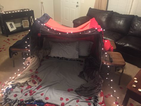 Indoor fort & picnic. Romantic date night Romantic Bedroom Decoration, Picnic Romantic, Romantic Home Dates, Indoor Forts, Romantic Dinner Decoration, Vw R32, Bedroom Decoration Ideas, At Home Dates, Romantic Date Night Ideas