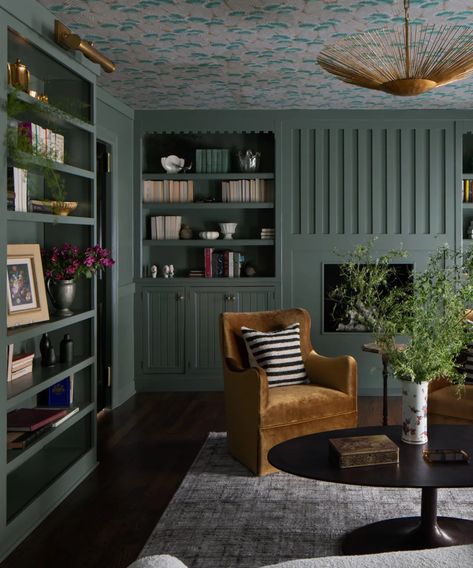 This is the perfect color palette for a cozy library Image credit: Ryan Hainey Photography / Frank & Co. Cozy Library Room Ideas, Moody Library, Moody Living Room, Cozy Library, Cool Bookshelves, Library Wall, Bespoke Interiors, Beautiful Interior Design, Cozy Reading Nook