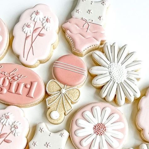 Kelsey Fuhrmann on Instagram: "It’s Baby Season 🥰 . . . #babyshowercookies #babygirlcookies #babyshower #daisycookies #daisies #girlycookies #mncookier #bohovibes #customcookiesminneapolis #instacookies" Daisy Baby Shower Cookies, Floral Baby Shower Cookies, Daisy Baby Shower, Boho Baby Girl, Shower Cookies, Baby Cookies, Cookie Icing, Cookies Decorated