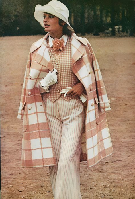 Dragonfly Lifestyle | US Vogue February 15, 1972 Emanuelle Dano in a... Ginger Lily, 15 February, Fashion Decades, Vintage Hollywood Glamour, Fashion 1970s, 70’s Style, 70s Women, Helmut Newton, 70s Outfits