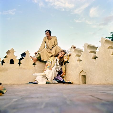 John Paul Getty Jr and Talitha Pol in their home in Marrakesh | Talitha and Paul Getty in 10 couple photos | Vogue Paris Vogue 1970, Talitha Getty, Hippie Chic Outfits, Bohemian Chic Style, Image Couple, Style Essence, Marrakesh Morocco, Bohemian Chic Fashion, English Wedding