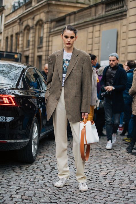 See what the models are wearing off-duty in Paris! Day 6&7 – Of The Minute Model Street Style, Neutral Outfit, Street Style Inspiration, Models Off Duty, Blazer Outfits, Fashion Week Street Style, 가을 패션, Blazer Fashion, Street Style Women