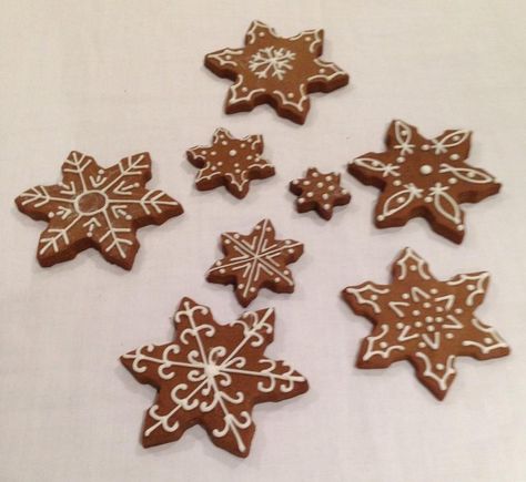 Snow flake cookies Cookies Design, Desert Ideas, Snowflake Cookies, Faux Snow, Snow Flake, Snow Flakes, Cake Decorating Ideas, Cookie Designs, Gingerbread Cookies