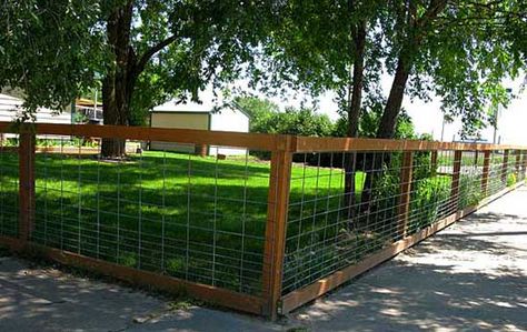 A Simple, Maintenance-Free, Inexpensive Fencing Solution – Steadman's Ace Hardware Diy Dog Pen Outdoor, Diy Dog Pen, Diy Fence Ideas Cheap, Dog Pen Outdoor, Hog Wire Fence, Cheap Garden Fencing, Diy Dog Fence, Outdoor Gate, Country Fences