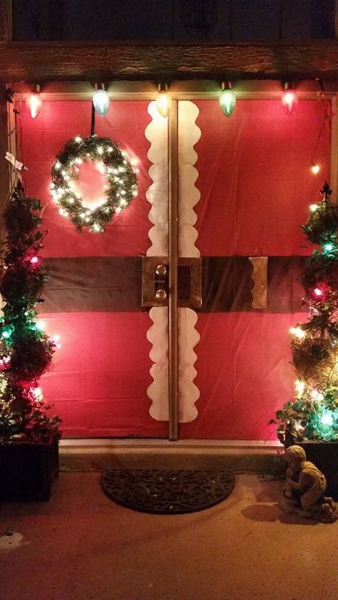 I actually thought of this myself.  Too cute for a double door. Double Doors Christmas Decor, Double Door Christmas Decorations School, Double Door Christmas Decor, Christmas Door Design, Classroom Christmas Decorations, Door Decorating Contest, Christmas Classroom, Christmas Door Decorations, Christmas Door