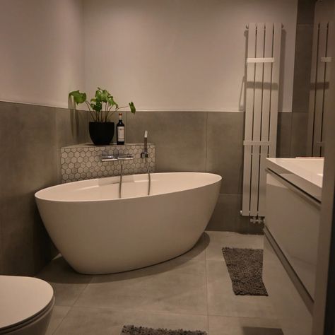 Corner Bath Small Bathroom, Washroom Design With Bath Tub, Bathroom With Corner Tub, Corner Freestanding Bathtub, Bathroom Zen, Corner Soaking Tub, Bathroom Tub Shower, House Cladding, Corner Bath