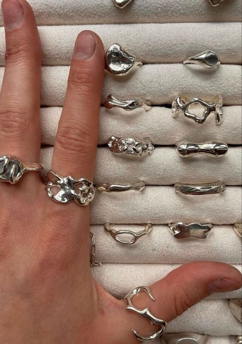 Silver Rings Aesthetic Vintage, Silver Rings Aesthetic, Jóias Body Chains, Dope Jewelry, Funky Jewelry, Jewelry Lookbook, Girly Jewelry, Mendoza, Dream Jewelry