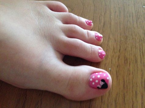 Minnie Mouse Pedicure!! Minnie Mouse Pedicure Ideas, Minnie Mouse Pedicure, Disney Pedicure Ideas, Disney Pedicure, Mani Pedi Designs, Nail Tips And Tricks, Pedi Designs, Mouse Nails, Disney Nail Designs