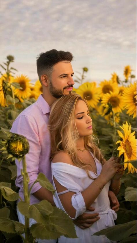 Sunflower Pics, Sunflower Shoot, Sunflower Mini Session, Sunflower Field Photography, Sunflower Field Pictures, Shooting Couple, Field Engagement Photos, Sunflower Photography, Cute Engagement Photos