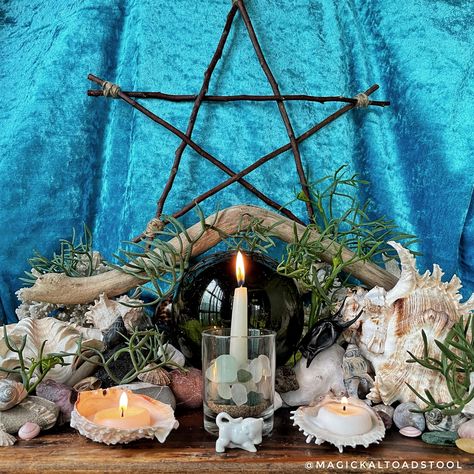 Sea Witch House Decor, Elemental Witch Aesthetic, Sea Witch Room Decor, Sea Witch Altar Ideas, Sea Witch Decor, Water Witch Aesthetic, Water Spirituality, Elemental Altar, Sea Witch Aesthetic