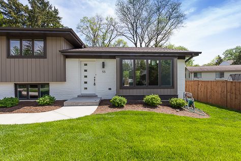 Mid Century Split Level Exterior, Tri Level Exterior, Modern Split Level Exterior, Trilevel House, Mid Century Split Level, Small Mid Century House, Mid Century Modern Remodel, Tri Level Remodel, Modern Split Level