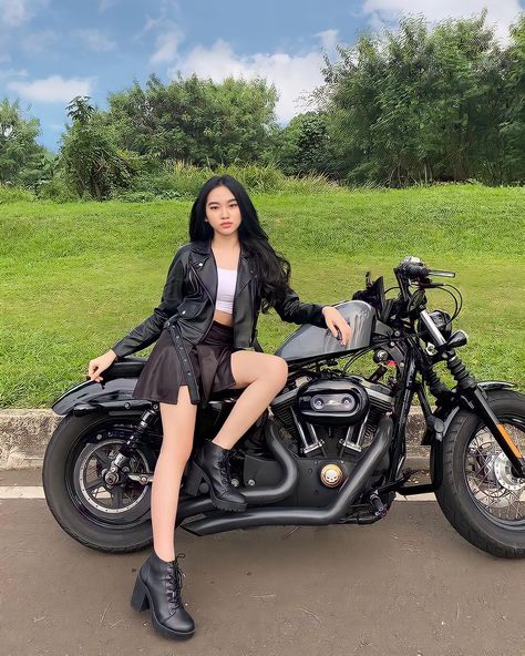 Women Posing With Motorcycles, Scooter Outfits For Women, Lady Biker Aesthetic, Biker Lady, Dream Motorcycle, Girl Biker, Social Media Specialist, Bicycle Chic, Cycling Girl