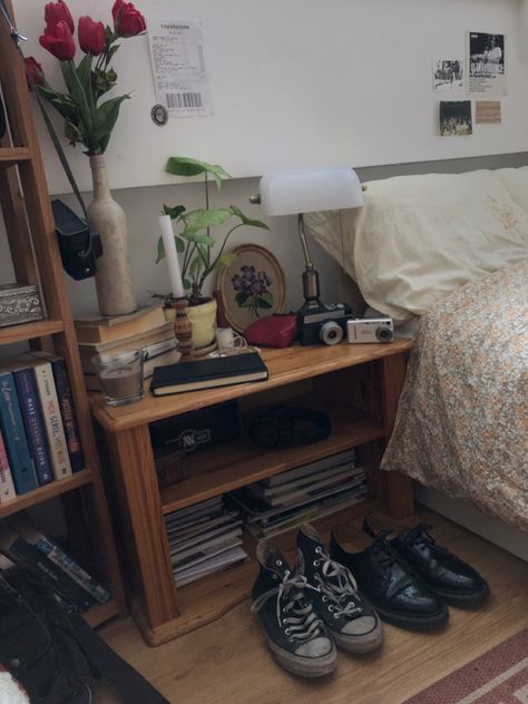 Bedroom Indie, Downtown Room, Girl Bedside Table, Nightstand Aesthetic, Room Bedside Table, Cozy Dorm Room, Table Room, Dorm Room Inspiration, Indie Room