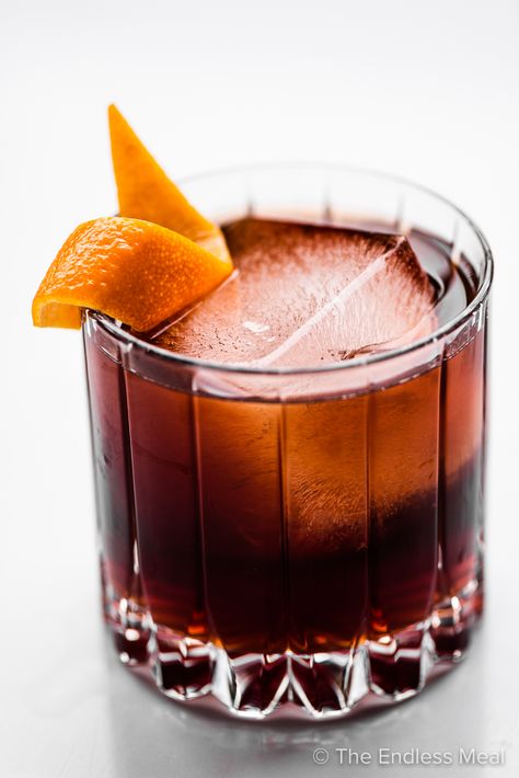 Coffee Negroni, Campari Cocktail, Popular Cocktail Recipes, Negroni Recipe, Negroni Cocktail, Iced Drinks Recipes, Coffee With Alcohol, Popular Cocktails, Cocktails To Try