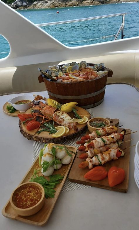 Yacht Dinner Party, Yacht Food Ideas, Boat Party Food, Yacht Meals, Yacht Party Decorations, Yacht Food, Yacht Dinner, Boat Dinner, Coastal Food