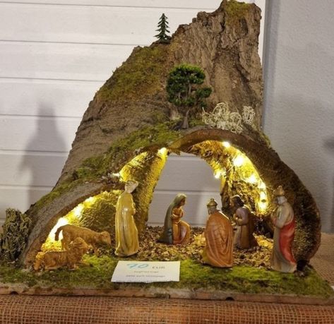 Pesebres Navidad Ideas, Christmas Cave, Christmas Nativity Scene Diy, Christmas Nativity Images, Christmas Nativity Scene Display, Christmas Crib Ideas, Nativity Scene Diy, Affordable Christmas Decorations, Table Halloween