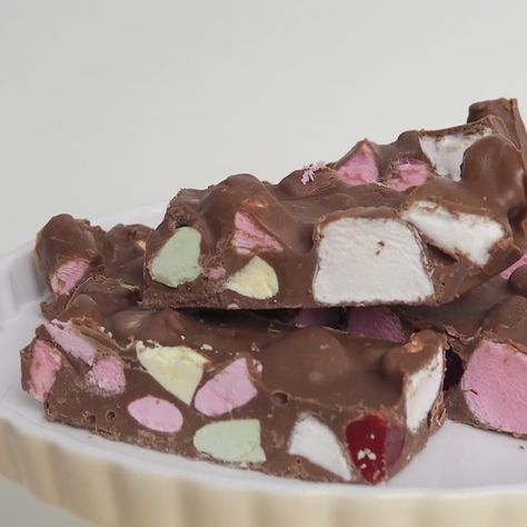 4 Ingredient Clinkers Rocky Road Clinkers Rocky Road, Clinker Slice, Basic Cookie Recipe, Slice Recipes, Vanilla Sheet Cakes, Rocky Road Recipe, Snickers Chocolate, Easter Party Food, Breakfast Party Foods