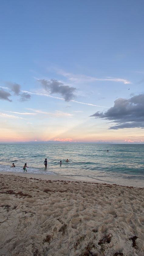 Beach Trip Vision Board, Aesthetic Miami Beach, Miami Sunset Aesthetic, Rich Florida Aesthetic, Travel Aesthetic Florida, Miami Travel Aesthetic, Miami Beach Sunset, Miami City Aesthetic, South Beach Aesthetic