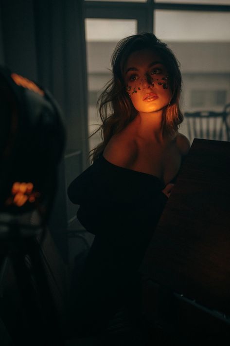 Dark Room Photoshoot, Aesthetic Photoshoots, Lights Photoshoot, Cinematic Photoshoot, Cinematic Scene, Photography Tips Iphone, Dark Portrait, Night Portrait, Moody Photography