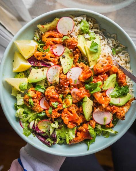 Buffalo Cauliflower Bowl with Avocado and Green Tahini | Kitchn Buffalo Bowl, Spicy Veggies, Cauliflower Bowls, Cauliflower Tahini, Cauliflower Bowl, Cena Light, Spicy Roasted Cauliflower, Green Tahini, Veggie Bowls