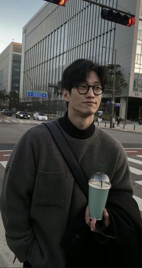 Asian Nerd Guy, Nerdy Cute Guys, Korean Fall Outfits Men, Nerd Aesthetic Men, Handsome Guy Aesthetic, Nerdy Boy Outfits, Older Men Style, Kpop Men Outfit, Streetwear China