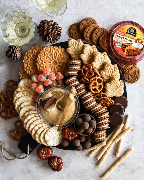 Hummus And Crackers Aesthetic, Fall Dessert Platter, Pumpkin Snack Board, Halloween Pies, Creative Plating, Head Pumpkin, Pumpkin Snack, Fall Eats, Dessert Hummus