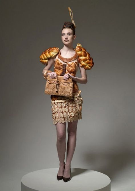 A showcase of clothing that is made out of food. From a bread dress, burger shoes to candy bras and chocolate dresses. Meat Dress, Bread Dressing, Food Clothes, People Dress, Inspired Dress, Model Dress, Food Styling, Pretty Outfits, Dress Making