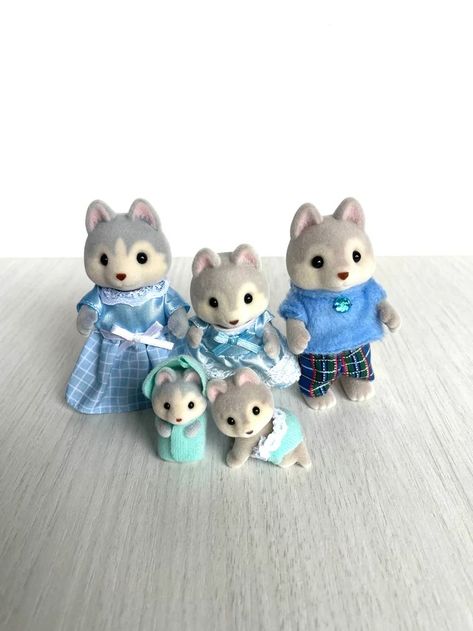 Husky Calico Critters, Critters 3, Calico Critters Families, Blue Outfits, Sailor Moon Wallpaper, Clay Baby, Calico Critters, Mom And Sister, Husky Dogs